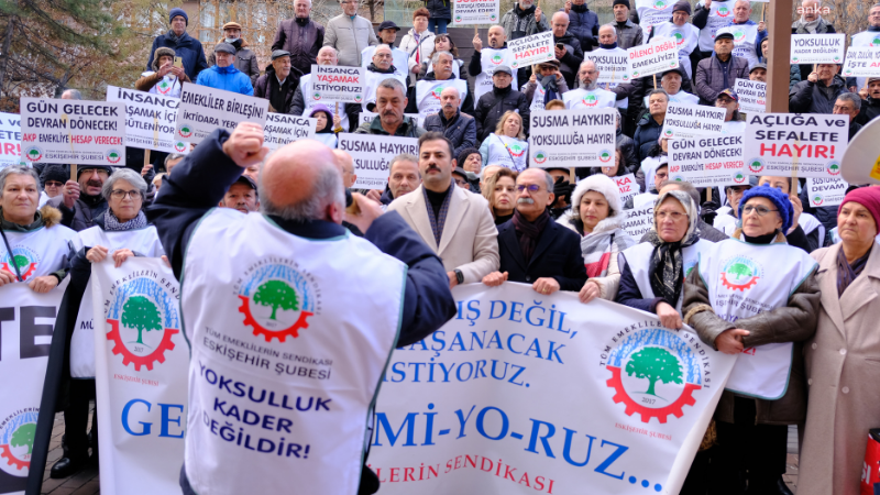 Emekliler TÜİK’i protesto etti: Göstermelik enflasyon hesapları tiyatrosuna kanmayacağız